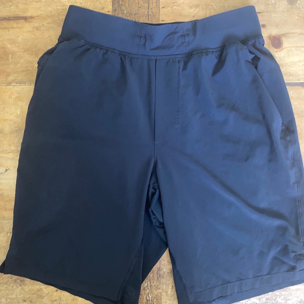 LULULEMON Black Three Pocket Womans Shorts Size Xs